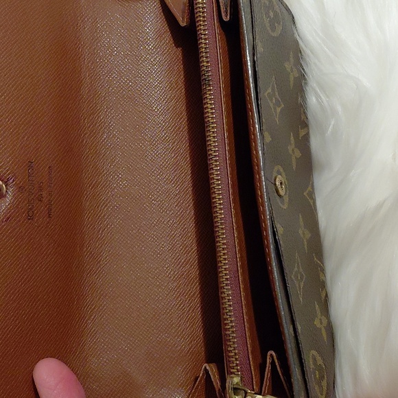 Louis Vuitton Signature Monogram Sarah Wallet - Picture 4 of 16